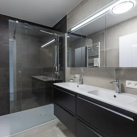 Lecomte - Rose D'ivry-3 Bedroom W Free Parking Garage - Large Terrace - Quiet Area & Walking Distance From The Sea! 223 * 오스텐드